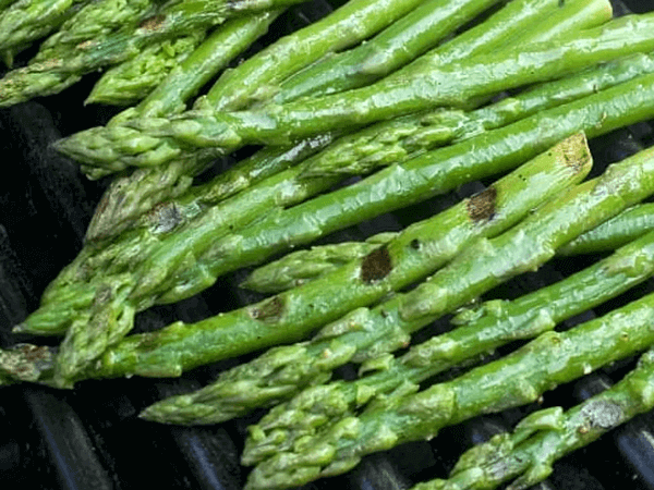 You are currently viewing How to Cook Asparagus on the Kamado Mini Grill￼