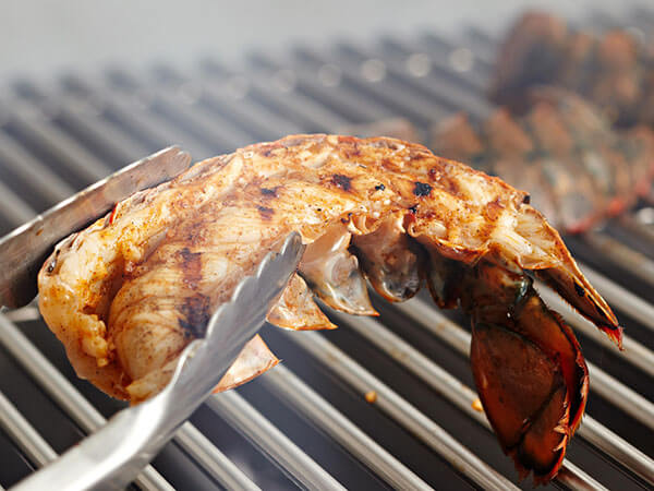 You are currently viewing How to Cook Lobster Tails on the Mini Kamado Grill￼
